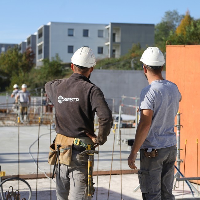 2 ouvirers qui discuttent